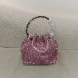 Sac bandoulière mini moderne pour femme en cuir PU avec un toucher de cuir de vachette, design carré, fermeture à rabat et détail de - Product Image 1