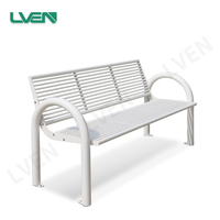 Banc public d'extérieur avec structure carbonisée et assise en bois massif, surface en bois massif et structure métallique, bancs d'extérieur bon marché fabriqués en usine