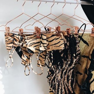 Maillot de bain deux pièces uni à bretelles spaghetti, coupe haute, avec armatures, pour femme, imprimé à pois, logo frontal – Les meilleurs maillots de bain pour 2025 - Product Image 6