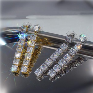 Orecchini Pendenti Lunghi con Zirconi Quadrati e Nappine, Gioielli Eleganti e Brillanti per Donne - Product Image 1