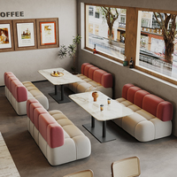 Conjunto de Sofás Modulares Acolchados con Mesa de Mármol Blanco y Base de Metal Negro para Cafetería, Salón o Área de Descanso