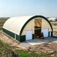 Abri pour bétail ventilé anti-condensation, type demi-arche monopente, 20x40m, beige, PVC, structure galvanisée pour écurie de chevaux C