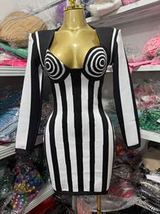 Abito Aderente <span class=keywords><strong>a</strong></span> Maniche Lunghe con Stampa <span class=keywords><strong>a</strong></span> Spirale <span class=keywords><strong>a</strong></span> <span class=keywords><strong>Righe</strong></span> Bianche <span class=keywords><strong>e</strong></span> Nere alla Moda Mini Abito per Club Feste Eventi <span class=keywords><strong>e</strong></span> Incontri Informali - Product Image 2