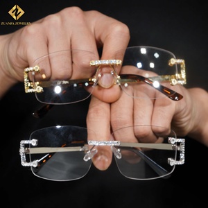 Gafas de Sol Unisex de Lujo con Montura Rectangular Dorada Sin Aro, Lentes Transparentes y Adornos de Latón y Circonitas - Product Image 4