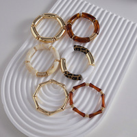 Bracelet Accessoire de Mode Chic en Résine Dorée Marron Caramel Acrylique Texture Bambou Design Original pour Tenue de Soirée