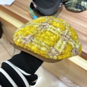 หมวกเบเร่ต์ลายสก็อตแบบวงกลม รุ่นใหม่ปี 2025 สำหรับผู้หญิง แฟชั่นทันสมัย สวมใส่สบาย อุ่นสบาย สีสันสดใส ทรงแบน - Product Image 2