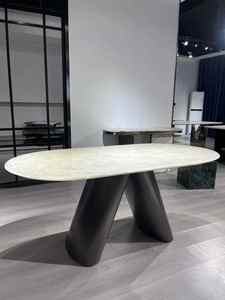 Table de salle à manger italienne de forme ovale en marbre blanc Arabescato avec base en bois massif au design léger pour salle à manger moderne - Product Image 5