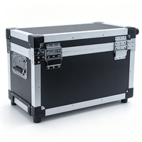 Valise de transport en aluminium noir de 9 mm avec trois poignées de transport, roulettes, poignée télescopique et loquets papillon, valise roulante