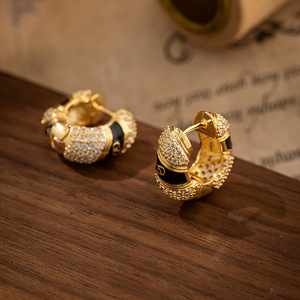 Pendientes de perlas de bronce Retro Vintage para mujer, aretes geométricos exagerados de estilo de corte palaciego - Product Image 6