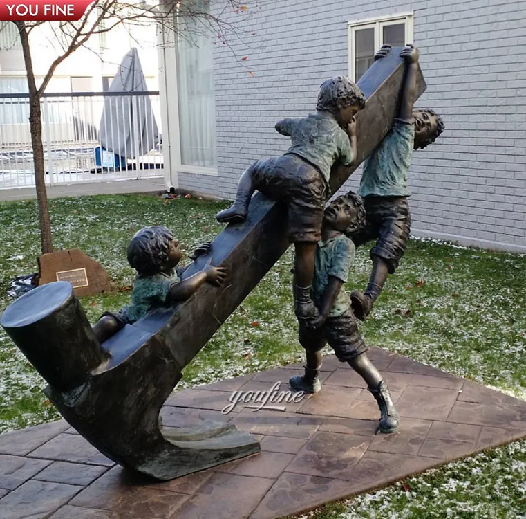 Estátua de brincadeira de escultura infantil bronze tamanho da vida do jardim ao ar livre