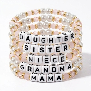 Braccialetto con Perle e Lettere in Cristallo Rosa, Semplice e Versatile, Regalo per Donne, Sorelle, Madri, Amiche - Product Image 1