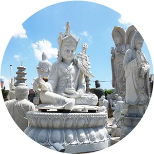 Tibetaanse Tuin Buiten Boeddhistische God Tempel Grote Witte Stenen Uitgehouwen Sculptuur Padmasambhava Boeddha Beelden