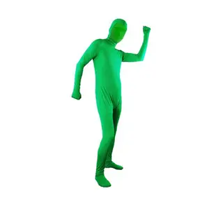 Fantasia invisível masculina de fundo verde, roupa de manto invisível