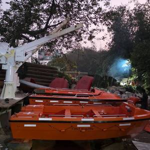 Bateau de sauvetage FRP pour 6 personnes avec une coque basse et des tubes intégrés pour une stabilité accrue, idéal pour le sauvetage et les opérations d'embarquement. - Product Image 3