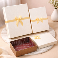 Boîte cadeau de style livre avec plateau imbriqué - Rigide à charnières et recouvert de tissu pour la vente au détail de bijoux