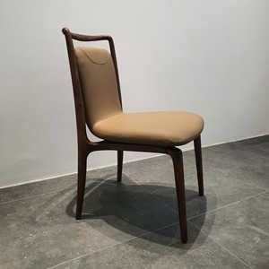 Chaise de salle à manger contemporaine en bois de noyer, assise en cuir pleine fleur véritable, mobilier haut de gamme pour restaurant, hôtel, salle à manger PISANO - Product Image 4