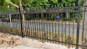 Panneaux de clôture et poteaux en <span class=keywords><strong>fer</strong></span> forgé modernes et victoriens en acier et métal avec treillis de <span class=keywords><strong>portail</strong></span> <span class=keywords><strong>coulissant</strong></span> pour maison et villa modèle 3D - Product Image 6