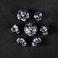 Ensemble de 7 dés de couple DND personnalisés en métal noir gravé avec incrustation bleue, avec sac de rangement pour dés polyédriques RPG pour Dungeons & Dragons