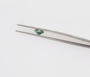 มอยส์ซาไนต์สีเขียวเข้มทรงเรเดียนท์คัท ผลิตในห้องปฏิบัติการ ระดับความสะอาด VVS1 เปลี่ยนสีได้ น้ำหนัก 2.00 กะรัต ขนาด 6x8 มม. พลอยเม็ดเดี่ยวสำหรับทำเครื่องประดับ - Product Image 2