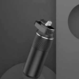 Vaso de Café Portátil Ecológico de Acero Inoxidable de 500 ml, Aislado al Vacío, Cilíndrico, en Blanco y Negro, para Viajes y el Hogar - Product Image 3
