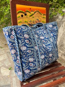 Bolso de Mano Acolchado de Algodón con Estampado de Bloques, Elegante Arte Textil Tradicional, Bolso de Hombro para Viajes y Compras - Product Image 2