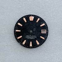 Cadran de montre NH35 sur mesure de 28,5 mm avec texture carbone forgé unique, offrant des services de logo personnalisé haut de gamme pour les modifications.