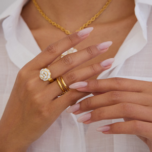 ต่างหูรูปดอกไม้ ชุบทอง เคลือบสีขาว ประดับมุกตรงกลาง เครื่องประดับสำหรับงานปาร์ตี้ - Product Image 3