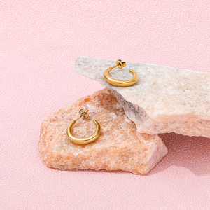 Joolim cao <span class=keywords><strong>c</strong></span>ấp 18K mạ vàng mịn bề mặt Gradient <span class=keywords><strong>C</strong></span> Claw Hoop Bông tai trang sứ<span class=keywords><strong>c</strong></span> thép không gỉ cho phụ nữ - Product Image 4