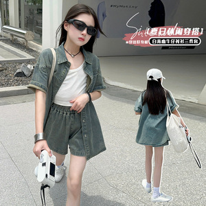 Set Due Pezzi per Bambine: Camicia in Denim a Maniche Corte e Pantaloncini Morbidi con Etichetta sul Colletto - Product Image 1