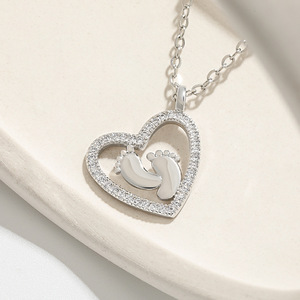 2024 regalos del Día de la madre amor huellas bebé amor huellas color separación corazón zirconia Collar para mujeres a <span class=keywords><strong>mi</strong></span> hija - Product Image 2