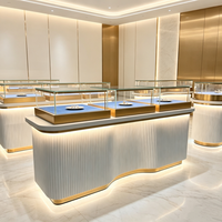 Vitrine à bijoux incurvée moderne, éclairée, en verre, verrouillable, pour boutique