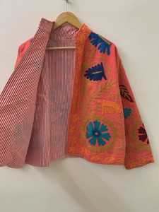 เสื้อแจ็คเก็ตผ้าฝ้ายซูซานีอินเดีย ปักมือ งานฝีมือ เสื้อคลุมฤดูร้อน สไตล์โบโฮ เอธนิค เสื้อคลุมตัวนอก ผู้ผลิตและผู้ส่งออก OEM จากอินเดีย - Product Image 5