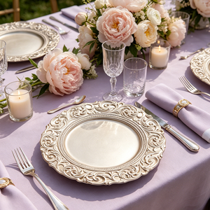 Assiettes de présentation baroques or champagne avec bord festonné orné pour une mise en scène de table de banquet de mariage aux tons <span class=keywords><strong>pastel</strong></span> doux - Product Image 1