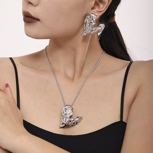 Juego de Joyería de Acero Inoxidable Chapado en Oro de 18k de Alta Gama, con Textura Martillada, Aretes y Collar con Corazón para Mujer - Product Image 3