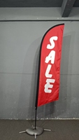Drapeau publicitaire extérieur personnalisé en forme de lame avec mât et base croisée pour concessionnaire automobile, vente en gros