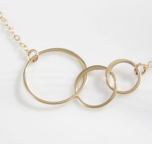 Collier en or avec trois cercles d'éternité Collier à trois cercles en or avec anneaux entrelacés Cadeau pour soeur meilleure amie - Product Image 1