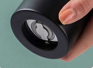 Molinillo de <span class=keywords><strong>pimienta</strong></span> de madera para el hogar de regalo de alta calidad, molinillo de sal y <span class=keywords><strong>pimienta</strong></span> con forma de <span class=keywords><strong>bola</strong></span> <span class=keywords><strong>negra</strong></span> de grosor ajustable - Product Image 5