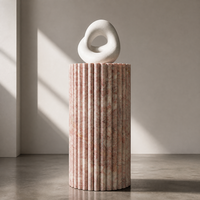 Table d'appoint personnalisée en marbre rose crème avec socle en colonne festonnée, présentoir pour galerie, hôtel, salle d'exposition, mobilier en pierre