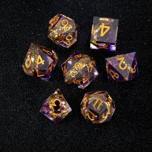 Ensemble de 7 dés de D&D artisanaux de 35 mm, à noyau liquide, à bords tranchants, dégradé ambre violet, avec anneau doré intégré, inspiré du <span class=keywords><strong>Seigneur</strong></span> <span class=keywords><strong>des</strong></span> <span class=keywords><strong>Anneaux</strong></span> - Product Image 1
