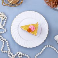 Assiettes en plastique blanches de luxe avec bord cannelé et bordure dorée, robustes, empilables, jetables, pour occasions spéciales