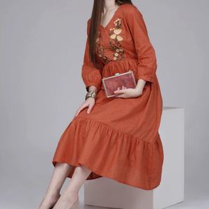 ชุดเดรสผ้าฝ้ายลินินทรงเอ สไตล์ลำลอง คอวี แขนยาวระบาย แต่งระบาย  ความยาวปานกลาง สำหรับผู้หญิง  ปรับแต่งได้ตามต้องการ - Product Image 4