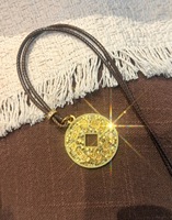 " Pendentif en glace pilée avec des mots porte-bonheur pour la paix "   Collier long scintillant Rich Coin, accessoire pendentif pour femme
