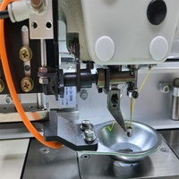 Machine à coudre et à broder automatique programmable à lit plat pour cuir, avec deux têtes de travail indépendantes et moteur