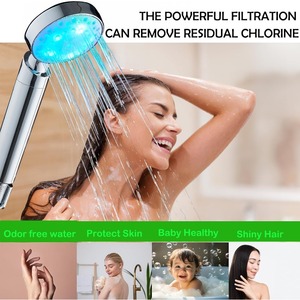 Soffione Doccia LED Filtrante per Acqua Dura, 7 Colori che Cambiano Automaticamente, Doccetta a Mano Cromata Lucida - Product Image 3