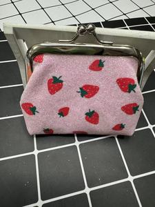Porte-monnaie en toile mignon en forme de fraise pour femmes, <span class=keywords><strong>mini</strong></span> pochette à fermeture éclair de 3 pouces pour pièces de monnaie, écouteurs, rouge à lèvres, petit sac cadeau - Product Image 4