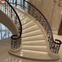 Marches d'escalier personnalisées en marbre Crème Marfil antidérapantes, beige, avec motifs découpés au jet d'eau
