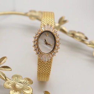 Reloj de Pulsera Ovalado de Latón con Correa de Espiga de Trigo, Estilo Vintage, Lujoso y Elegante, Chapado en Oro, con Diamantes y Camelia, para Mujer de Mediana Edad - Product Image 1