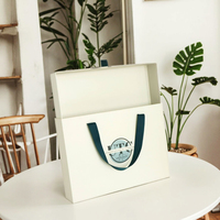 Boîte cadeau rigide coulissante personnalisée avec logo, emballage en carton pour vêtements, sweat-shirts, avec poignée en ruban, éponge et revêtement UV pour chaussettes