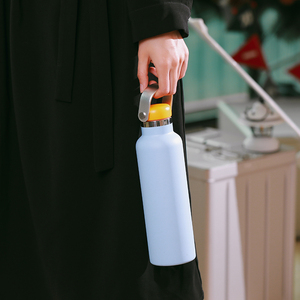 Bottiglia d'Acqua Isolata in Acciaio Inossidabile Azzurro con Manico Arancione, Antigoccia, Portatile e Ideale per Ufficio, Casa e Uso Quotidiano - Product Image 6