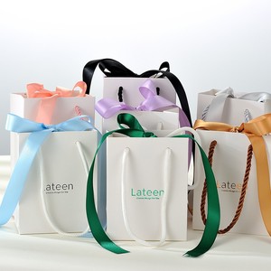 Nouveauté : Sacs cadeaux en papier blanc pour bijoux et cosmétiques, sacs à poignée personnalisés avec logo et ruban - Product Image 2